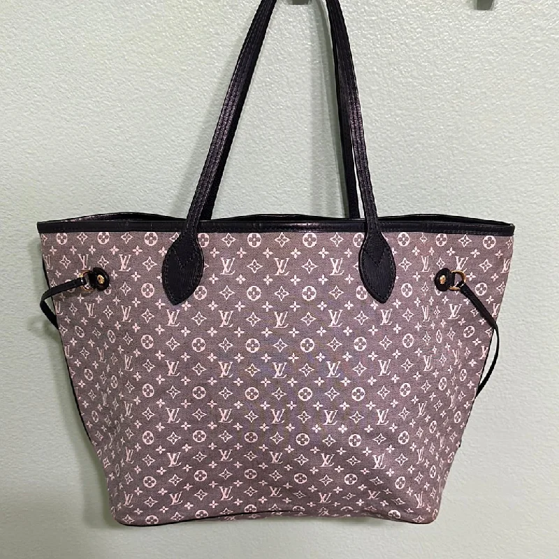 Louis Vuitton bags with a detachable mirror inside for on - the - go touch - upsLouis Vuitton Grey Denim Neverfull MM