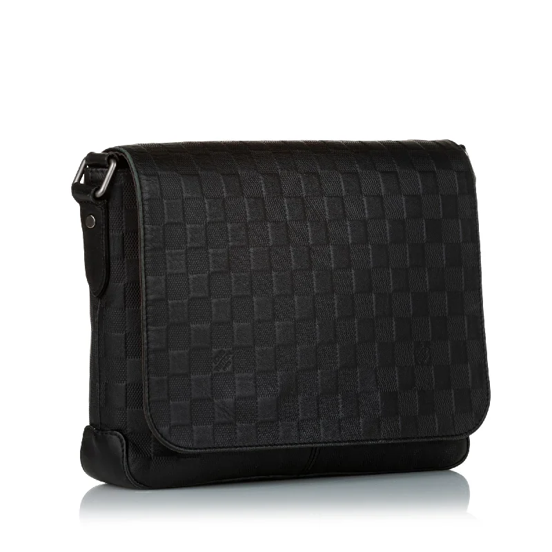 Louis Vuitton Alma bags with a detachable shoulder strap for versatilityLouis Vuitton Damier Infini District MM 34786)