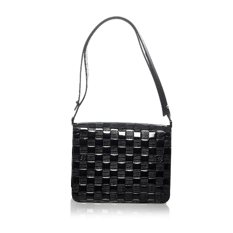 Louis Vuitton Petite Malle bags with a hard - shell structure for uniquenessLouis Vuitton Damier Vernis Cabaret Bag (29586)