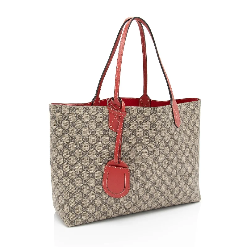 Ladies Gucci shoulder bags with a magnetic - closure flapGucci GG Supreme Medium Reversible Tote (xrAUTl)