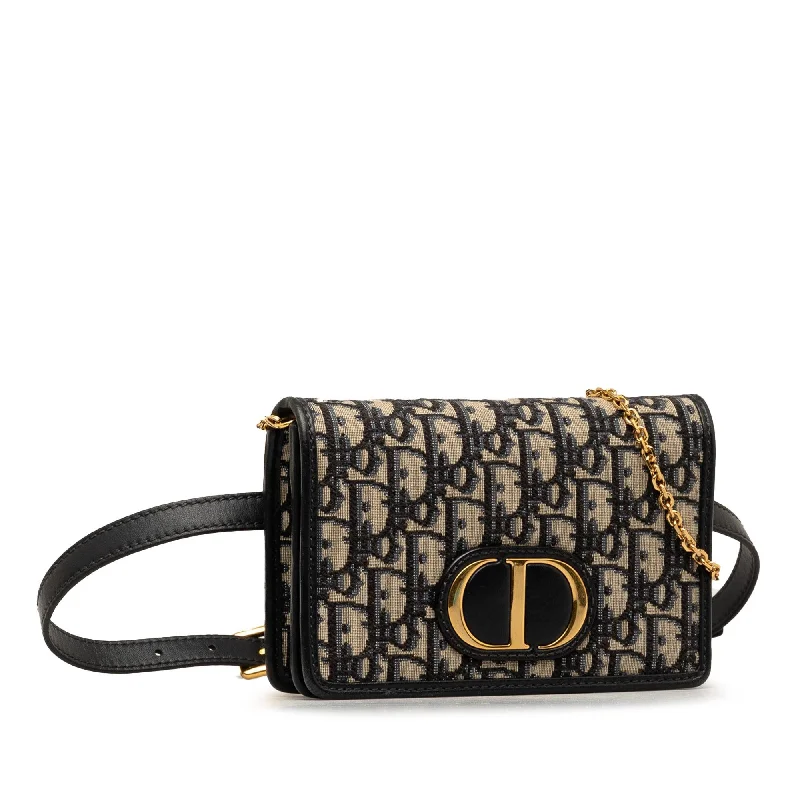 Christian Dior tote bags with a printed Dior logo on the frontDior Oblique 30 Montaigne 2 in 1 Pouch (ZTGOC7)